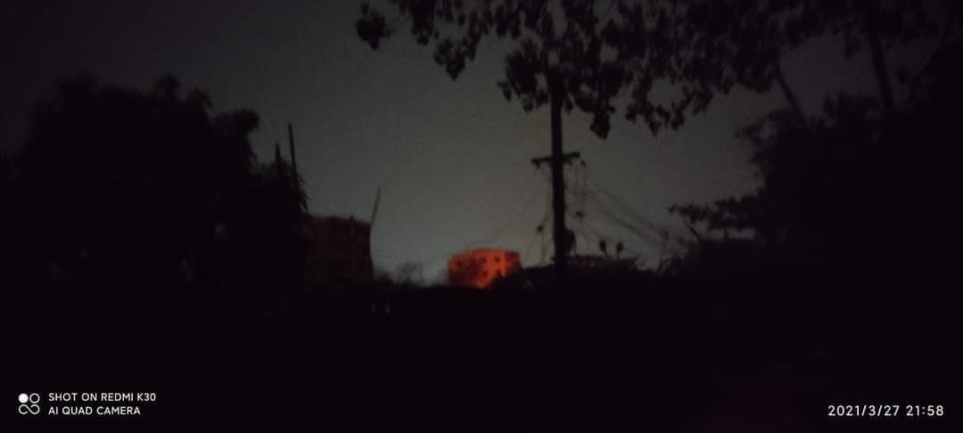myatnoeaye_'s tweet photo. Terrorists are raiding into the houses and arresting the people by shooting sound grenade, live ammunition in TharKeTa,Yangon.
One injured and one dead 
#AntiFascistRevolution2021 
#WhatsHappeningInMyanmar 
#Mar27Coup https://t.co/cZ7q9Qx2c1