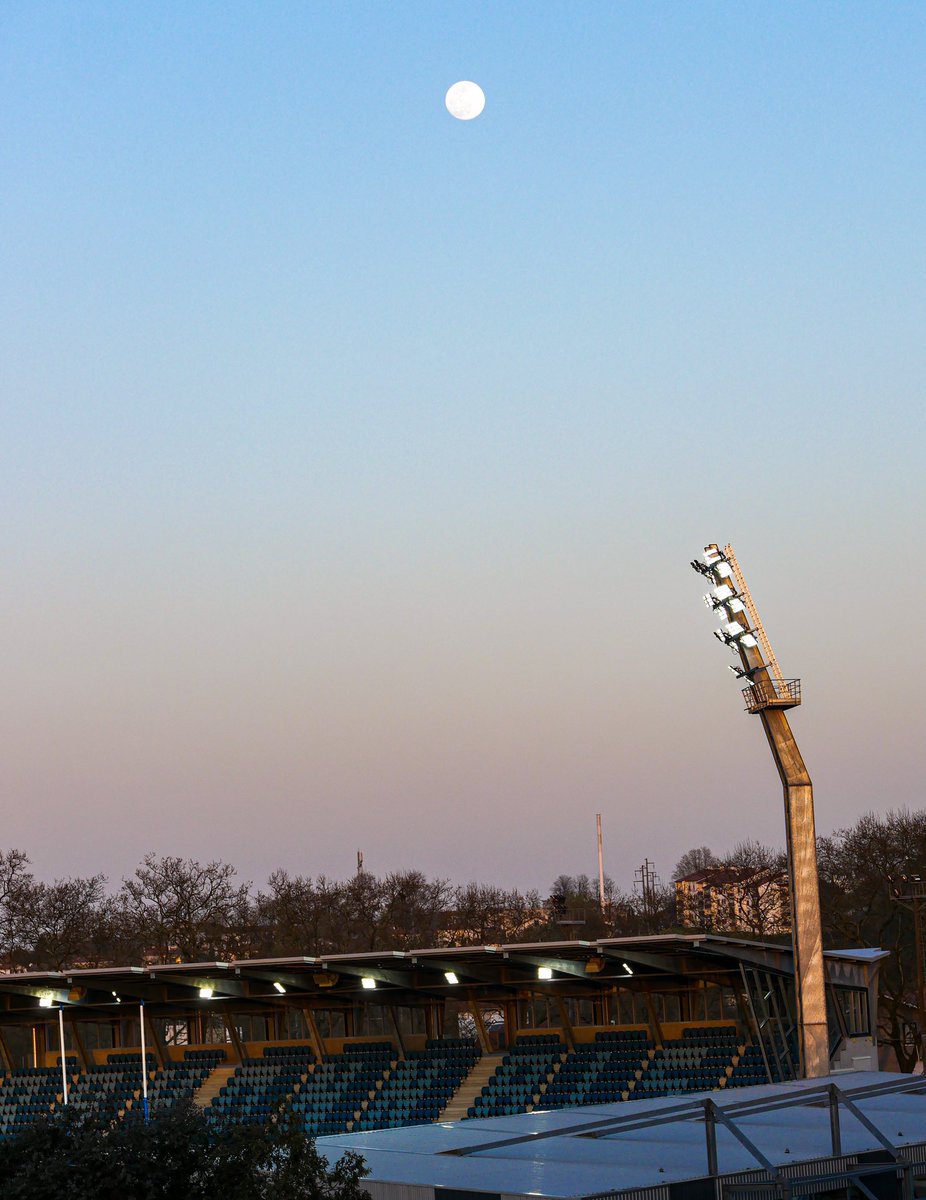 Magnifique victoire de l’<a href="/avironrugbypro/">Aviron Bayonnais</a> ce soir ! Bravo 👏🏼
On n’est pas loin de décrocher la lune (le maintien) 💪🏼💙⚪️