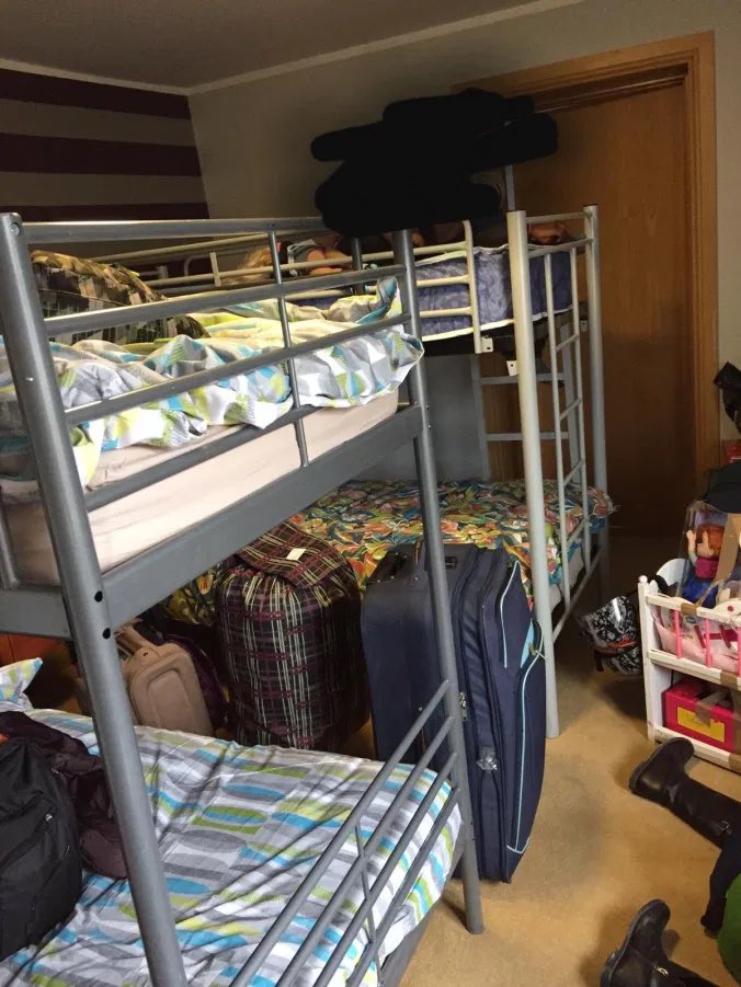 RaghallaighJ's tweet photo. It’s “unsuitable” for a family to live in a room with these meals for 12 days, but it’s “generous” for asylum seekers to share a dorm with strangers for 6 years with “meals” like this..
Irish system for you https://t.co/LIE1DZk7jR