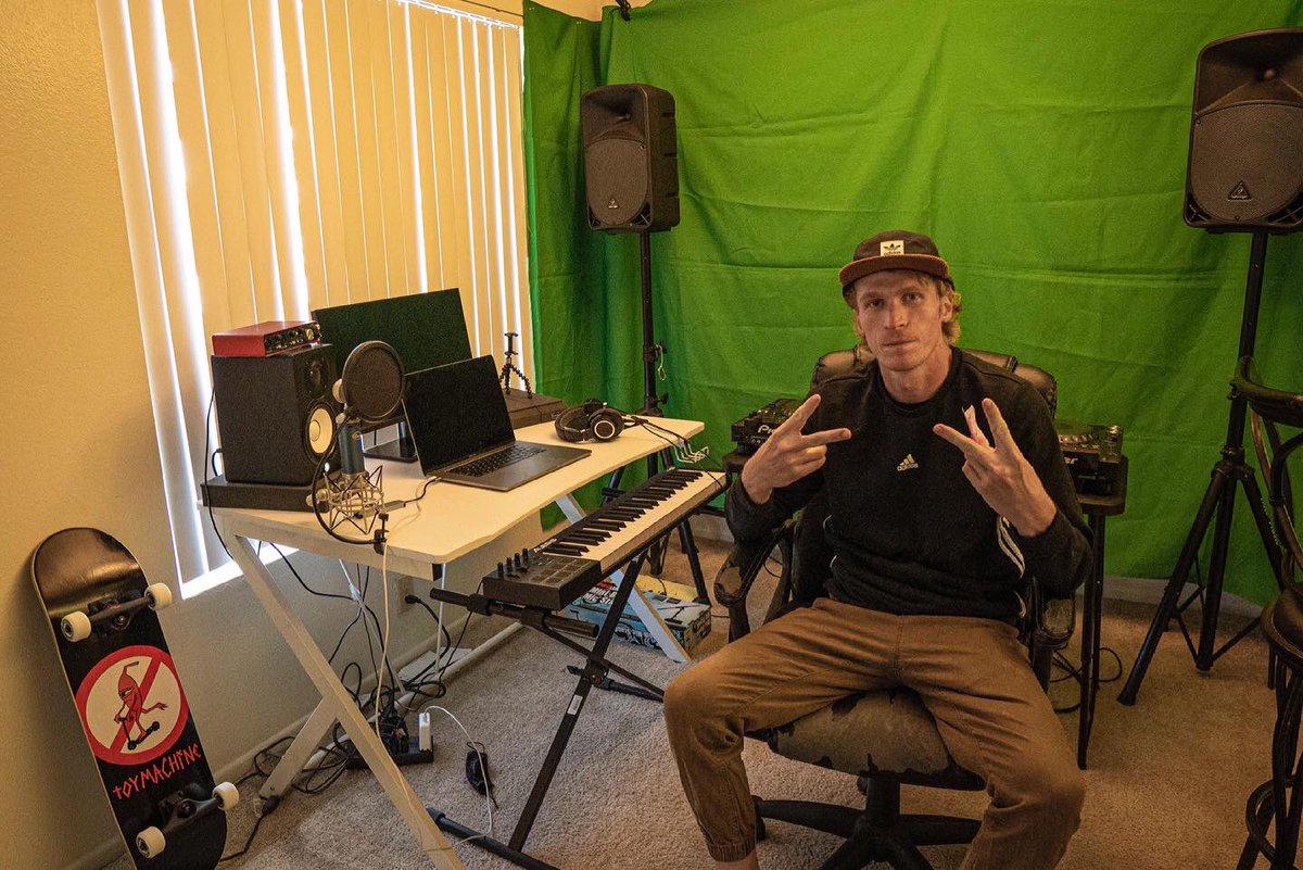 cheazeyyy's tweet photo. Spending the day in the matrix finalizing releases and livestreams for April! I’ve spent the last 3 months learning the tech side of the streaming realm and finished a lot of new music to go along with it. New song, video, and @tiesto remix next week! ✔️

#Twitch #livestream #OBS https://t.co/XwCqzRrNxu