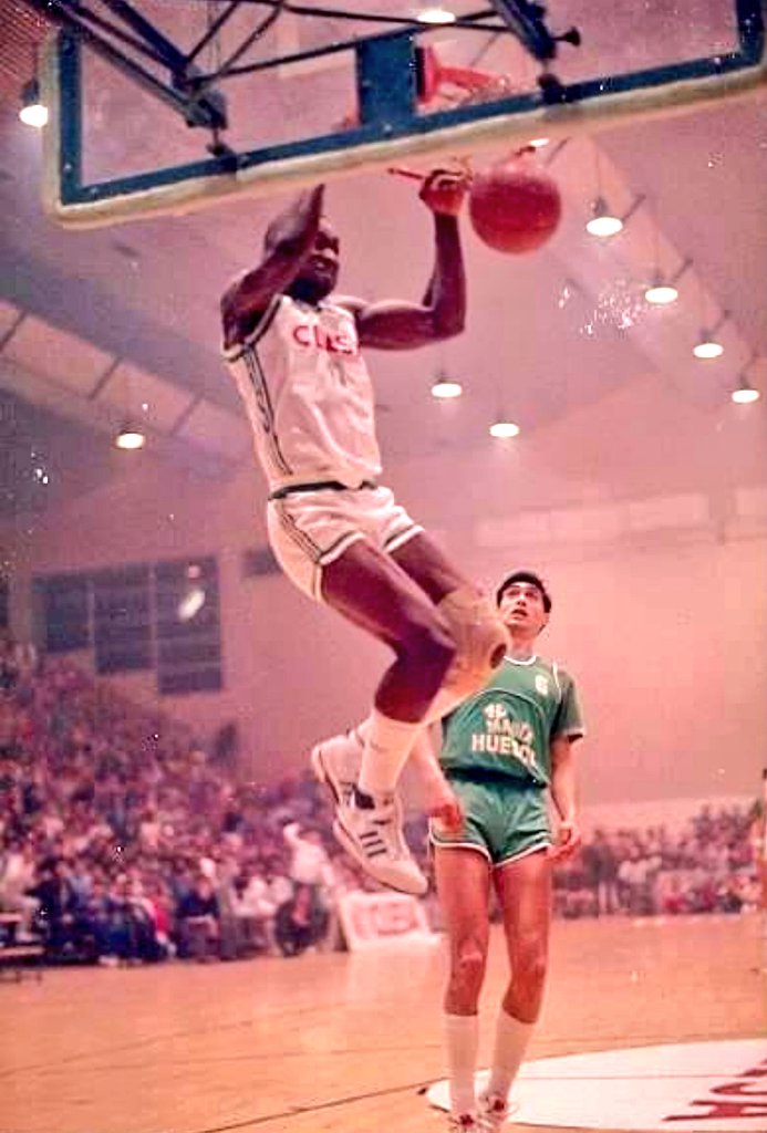 AgrasFernando's tweet photo. Buenas noches, dos imágenes de la temporada #ACB hace 35 años en A Malata #OttisHoward #LarryGibson #AnicetLavodrama y #CharlyLopezRguez 15/03/1986 #ArchivoOAR https://t.co/cbblFrk8TM