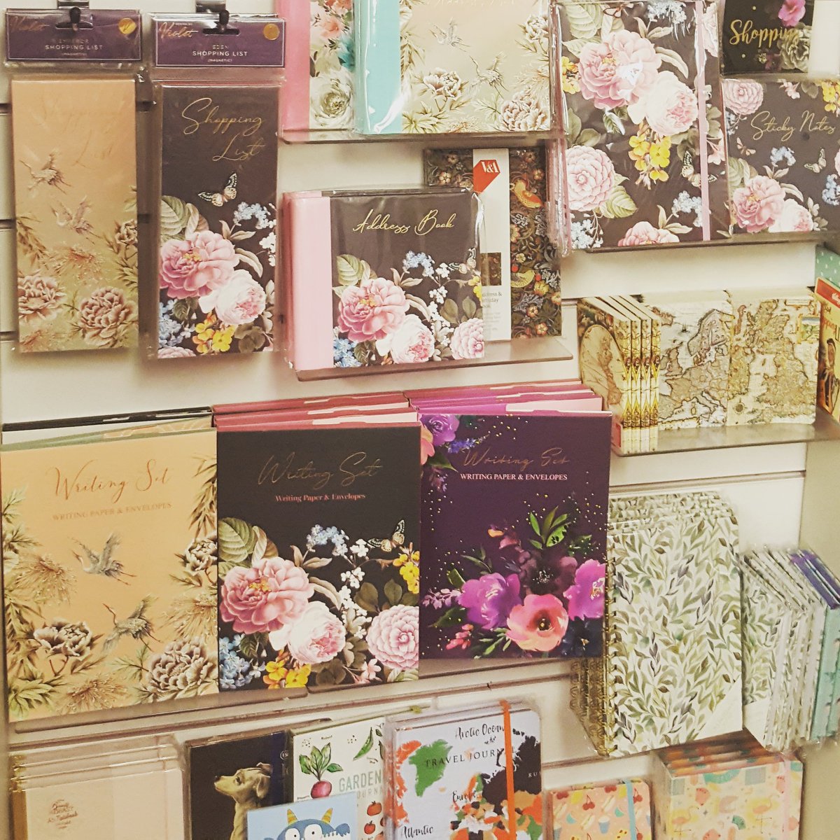 AurelieandRose's tweet photo. 💐🌹🌻Here's some of our pretty new vintage style stationery - we even have writing sets! All on our website and ready for you to see in the shop from 12 April if that is the day!🌻🌹💐
#vintagestyle #floral #stationery #writingset #book #pretty https://t.co/Q7EVHCmezV