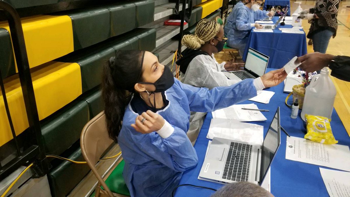Very happy to welcome actress Rosario Dawson to our vaccination clinic at Essex County College. #EssexCounty #PuttingEssexCountyFirst