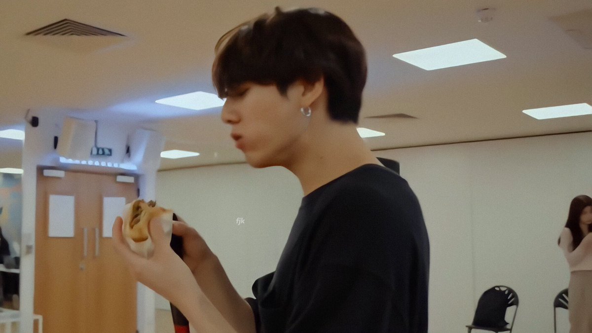 mubai_jk's tweet photo. ฟีลแฟนมาก ดูจับต้องได้แต่กะไม่ได้ 😭 https://t.co/uaXdW79g81
