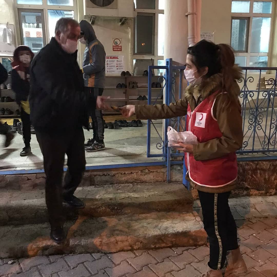 Genç Kızılay Arıcak ekibi olarak Arıcak Merkez Camii'n de Beraat Kandili Münasebetiyle camiiden çıkan vatandaşlarımızın kandilini kutladık. #iyigeleceksin #iyilikkazanacak #sensizolmaz