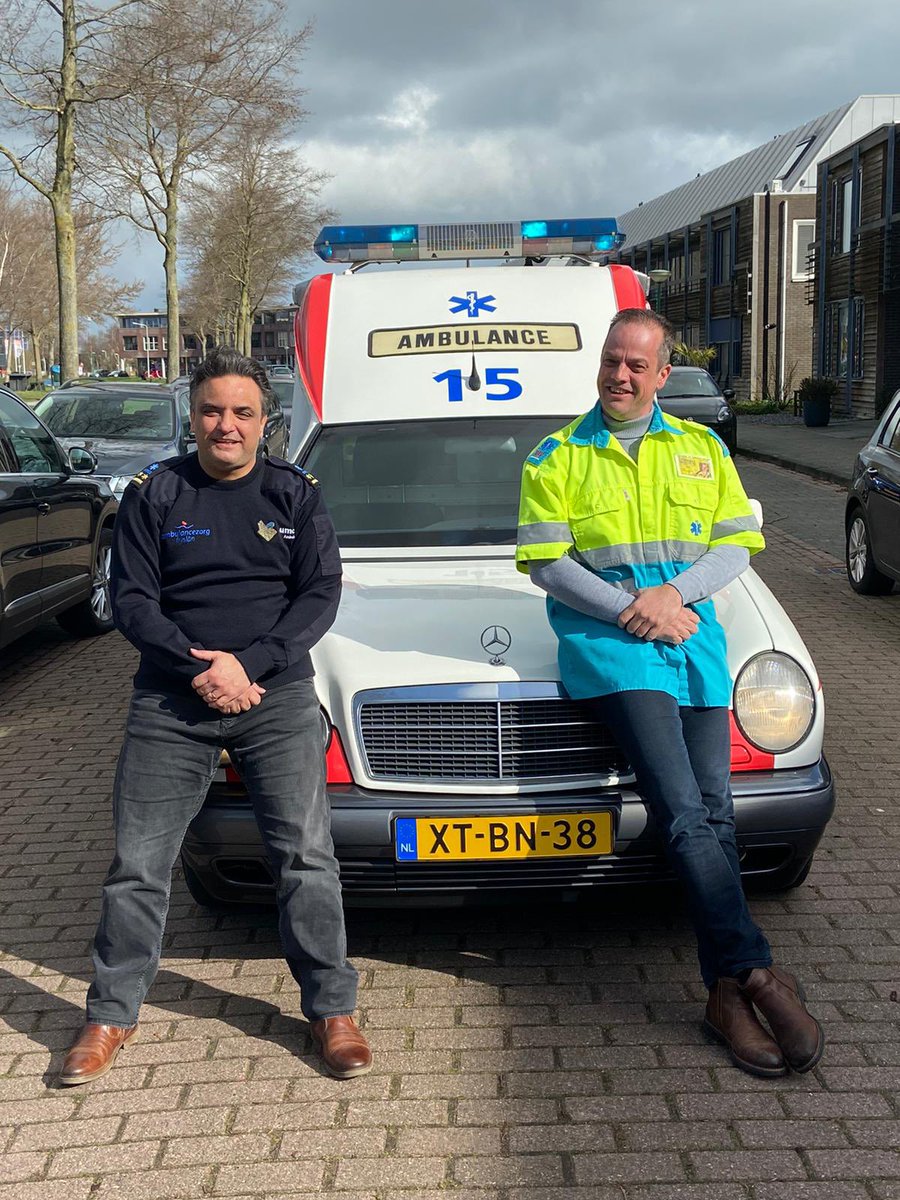 Vandaag met de oude Miessen 15 van <a href="/UMCG_Ambulance/">UMCG Ambulancezorg</a> op pad geweest om onze oud-collega <a href="/dirks_f/">Fred</a> te feliciteren met zijn 50e verjaardag 🥳 De auto waarop ik het vak heb mogen leren en die samen door <a href="/christianambul/">Christian</a> en mij gerestaureerd is #erfgoed #ambulancezorg
