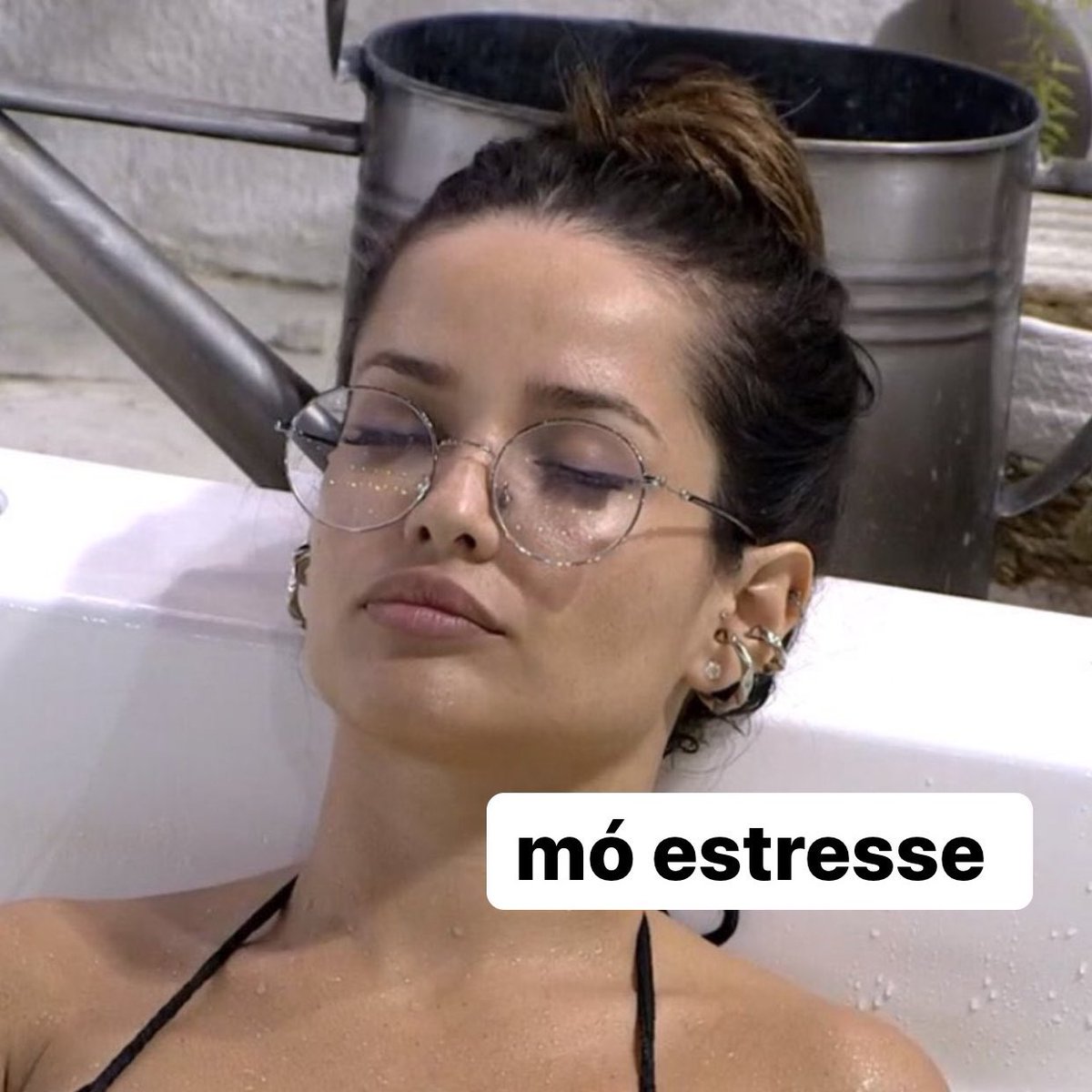 lacerda's tweet photo. meus dois moods a cada 2 minutos https://t.co/KxkikDb6ak