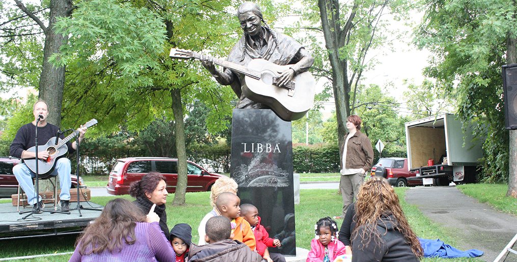 MySouthSide's tweet photo. Before #WomensHistoryMonth comes to a close, The Stand's Intern @BomaniKambui reflects on the legacy of #Syracuse's very own folk legend 🪕 Elizabeth "Libba" Cotten :: https://t.co/k2zMau0Duq @Syracuse1848 @SyracuseParks #LibbaCotten #FolkMusician https://t.co/tggMAwEwrk