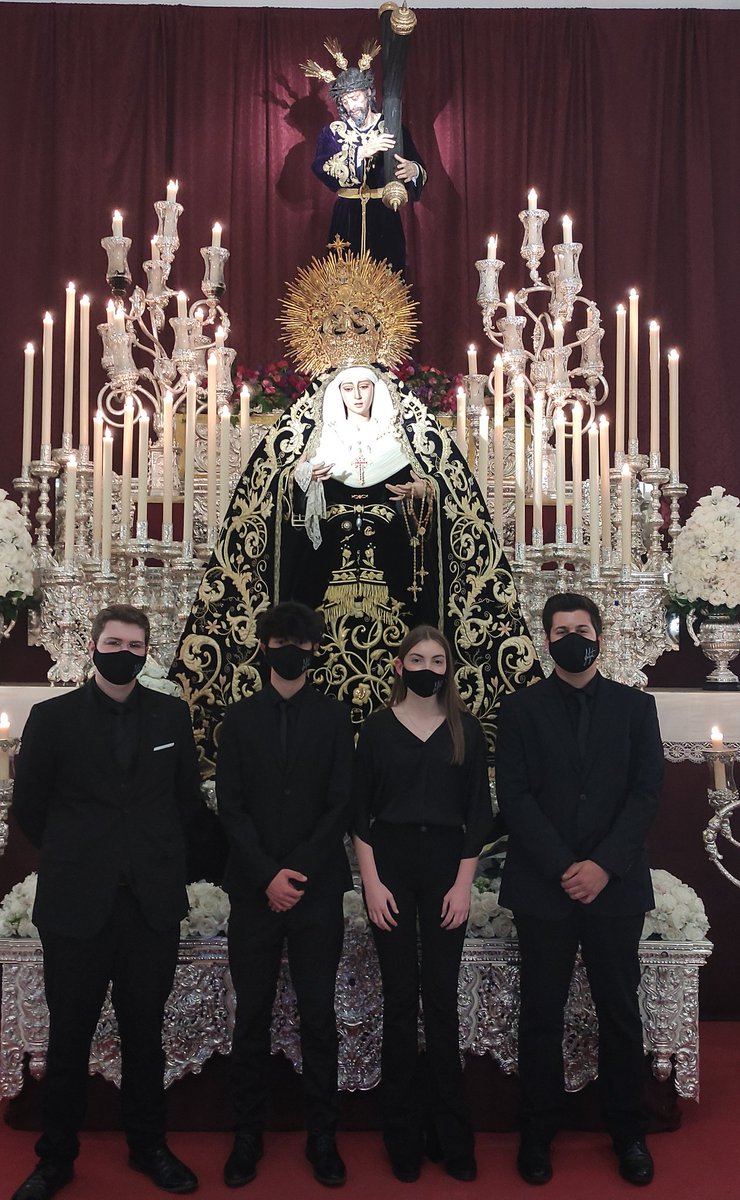 #SPasión21 | Fotografía de familia del cuarteto de cuerda <a href="/CapillaGolgota/">Capilla Gólgota</a> que nos está acompañando musicalmente en los Piadosos Vía Crucis de este Sábado de Pasión.
