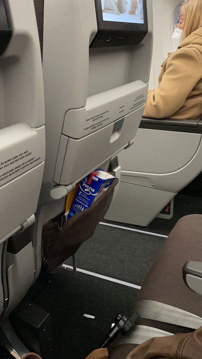 JavierElModerno's tweet photo. En pleno #COVID19 , con UK a punto de hacer ilegal los vuelos internacionales, y @Iberia_en no limpia el avión entre vuelos. Confirmado con auxiliar de vuelo. Vergonzoso https://t.co/PrcKYfroKh