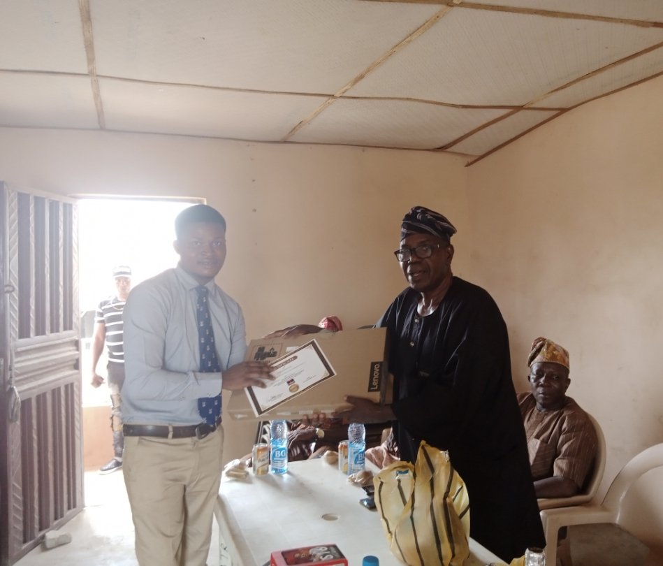 the_sparkss's tweet photo. Emerged as the first position in my first essay writing competition with a brand new #lenovo laptop as my gift.
A big thank you to #Engr_Funmi_Obisesan, the Director of #FODEI for her kindness.
*Always give it a try*
#Sparks👑💯 https://t.co/GpfuSVRVyt