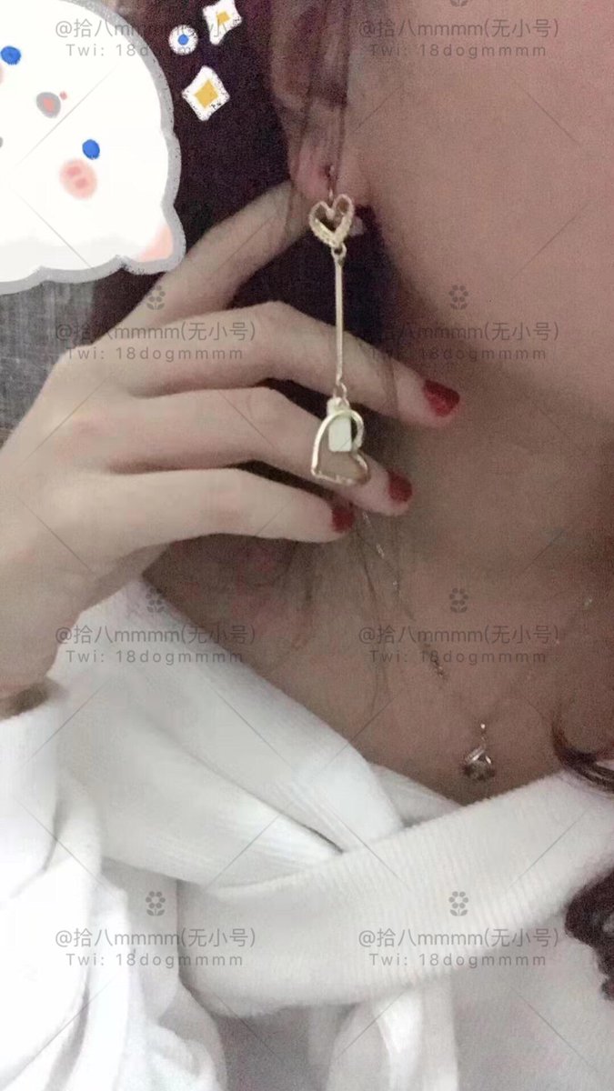 18dogmmmm's tweet photo. 深夜和一个老师推友聊了聊关于校园孤立。
想了想有个同学，每次做作业的时候都做伸手党，小组���业也是划水，尽管他很热情，但慢慢的大家都躲着他了。(我这里没暗示什么，请随意白嫖)
好像有一部分的孤立真的要在���身找问题的。
PS，顺便非常感谢这个小锅锅送的耳环，很好，就是有点长…… https://t.co/HExs3w5K2u