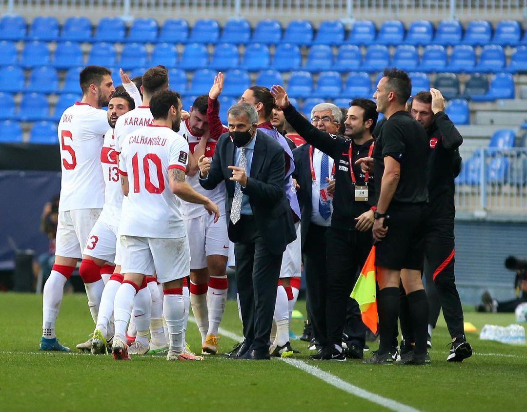 BJKOrdudur's tweet photo. Haaland var diyenler şimdi nerelerdesiniz? Peki ya "Türkler, Haaland'dan korkuyor." diyen Linnes?  Umarım artık kiminle nasıl konuşacağınızı öğrenmişsinizdir! Sıradaki gelsin!🇹🇷👊💪 https://t.co/CXlSb0bpbN