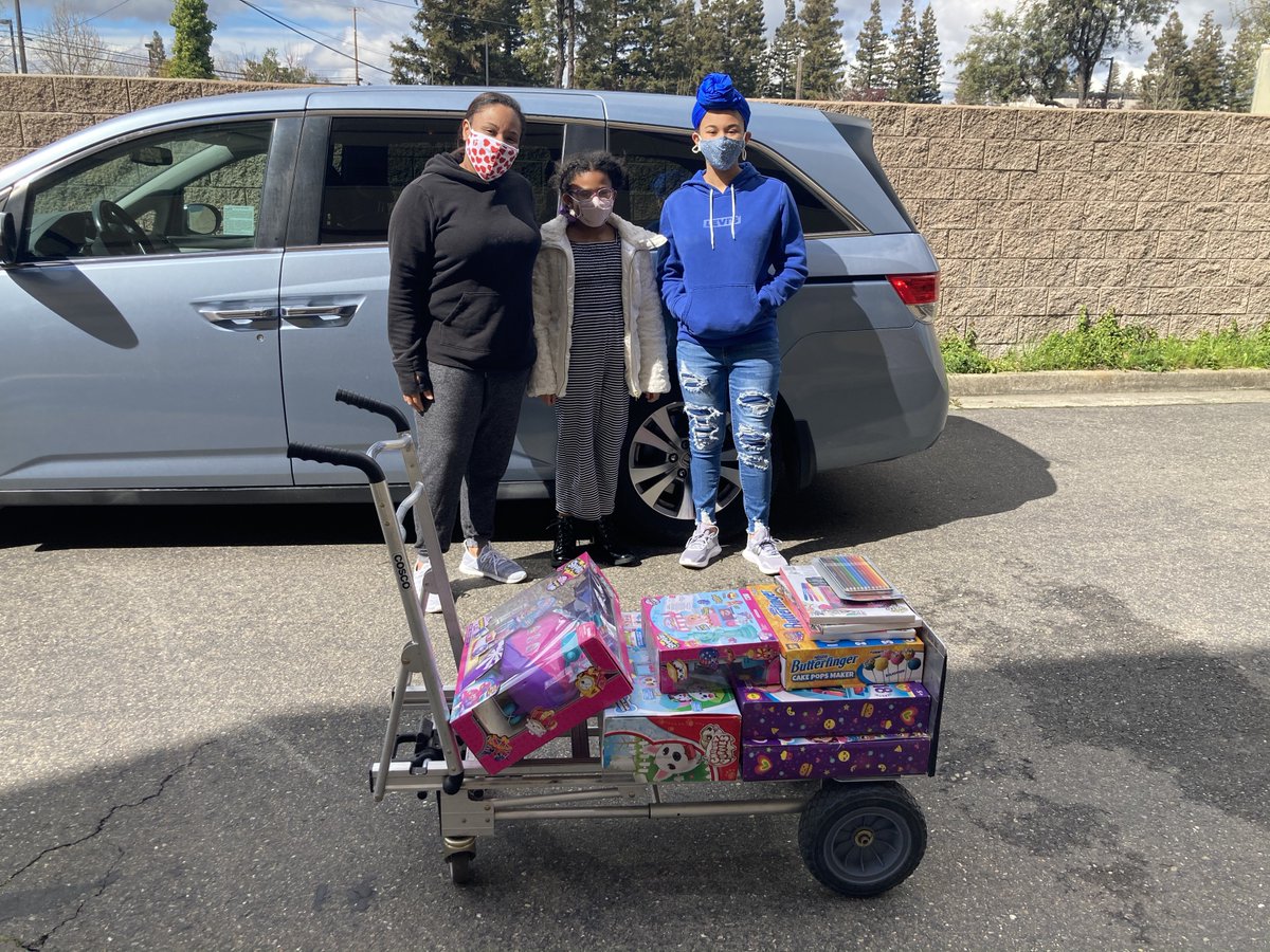 ProjectBDaySac's tweet photo. Thanks to Nicole Broadnax and her two daughters for delivering birthday gifts for Project Birthday! Nicole reached out to us on Facebook and we appreciate her help with our program. #birthday #party https://t.co/Ky8POGuTYX