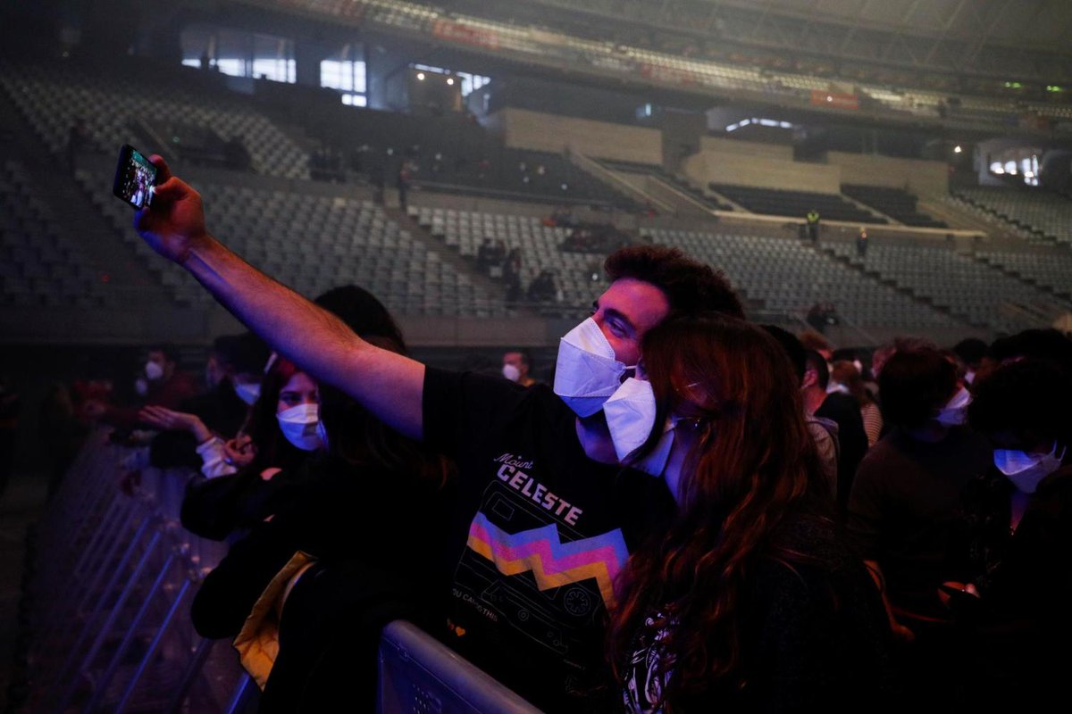 📸 Primeras imágenes de la actuación de Love of Lesbian en el Palau Sant Jordi de Barcelona, el primer concierto masivo sin distancias bit.ly/3lVCDaB