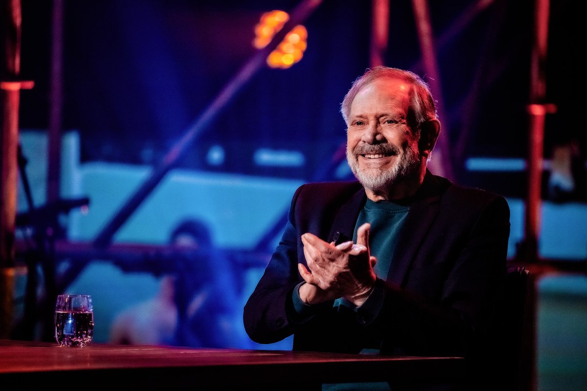 Zojuist in het programma Matthijs Gaat Door de Edison voor   Pop - Nederlandstalig 2021 ontvangen. 
Ongelofelijk blij en verrast dat na een carrière van bijna 60 jaar deze prijs mij is toegekend.
Ik ben zeer vereerd. #hetismooigeweest #matthijsgaatdoor foto's: Ben Houdijk