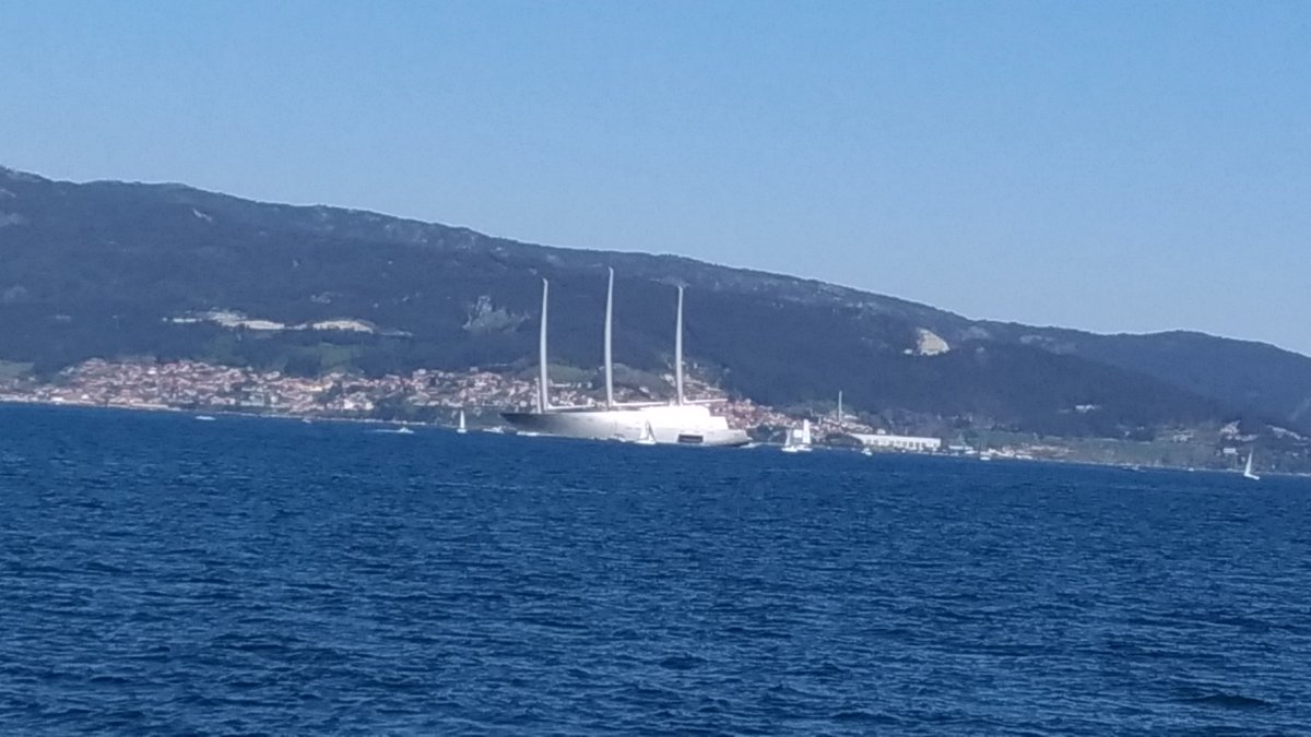 elviajeroaccide's tweet photo. Hoy desde el #paseomarítimo de #Bouzas podíamos ver el #velero más grande del mundo fondeado en aguas de la #ríadeVigo para protegerse del mal tiempo. Es un #sailingyatch llamado "A" perteneciente al #magnateruso Andrei Melichenko con 140 m de eslora y mástiles de 90 m de altura https://t.co/Kcc36pS5n6
