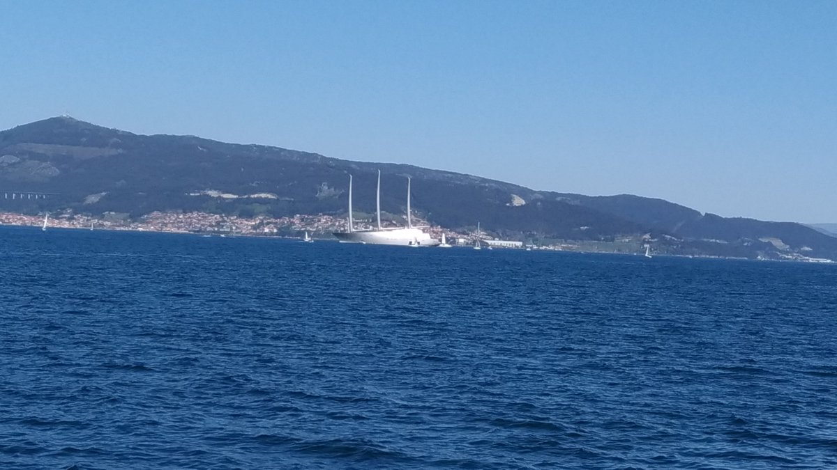 elviajeroaccide's tweet photo. Hoy desde el #paseomarítimo de #Bouzas podíamos ver el #velero más grande del mundo fondeado en aguas de la #ríadeVigo para protegerse del mal tiempo. Es un #sailingyatch llamado "A" perteneciente al #magnateruso Andrei Melichenko con 140 m de eslora y mástiles de 90 m de altura https://t.co/Kcc36pS5n6