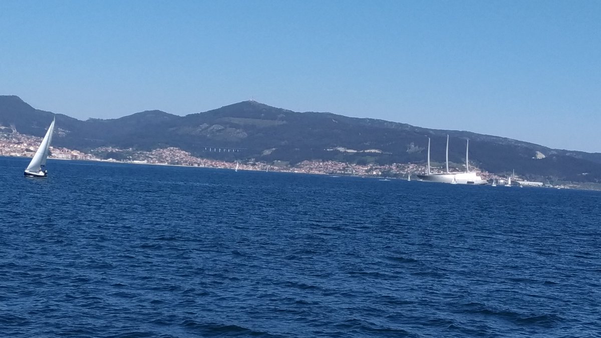 elviajeroaccide's tweet photo. Hoy desde el #paseomarítimo de #Bouzas podíamos ver el #velero más grande del mundo fondeado en aguas de la #ríadeVigo para protegerse del mal tiempo. Es un #sailingyatch llamado "A" perteneciente al #magnateruso Andrei Melichenko con 140 m de eslora y mástiles de 90 m de altura https://t.co/Kcc36pS5n6