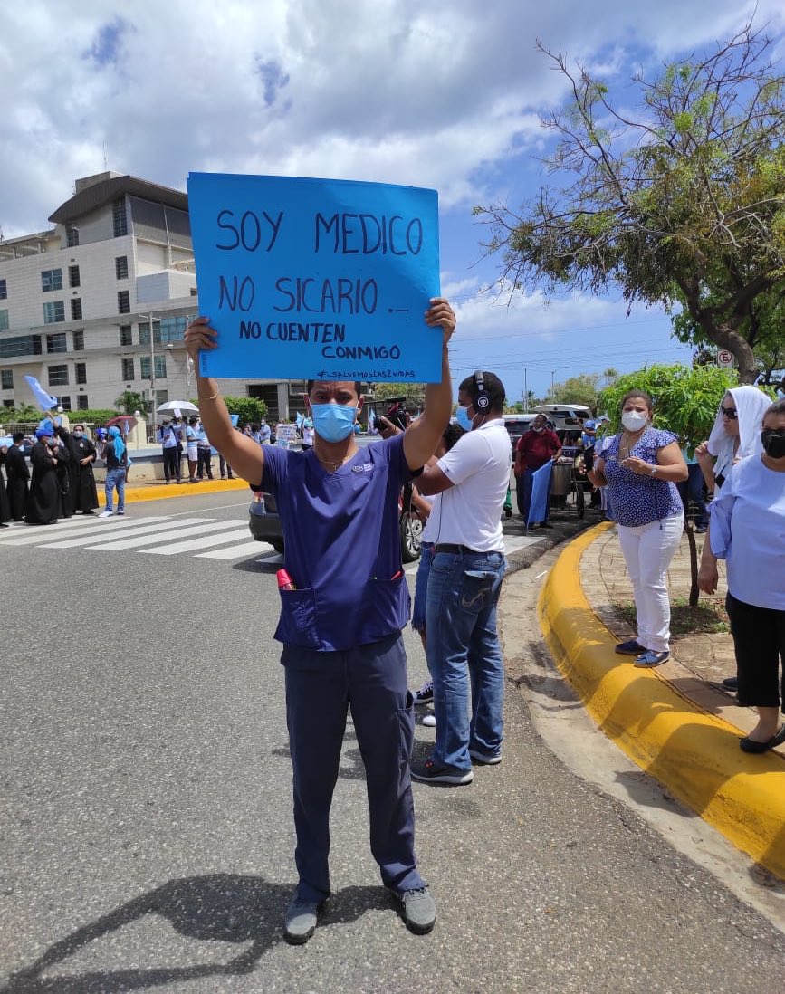 JuanPolancoB's tweet photo. Un joven provida en la caravana de hoy: “Soy médico, no sicario. No cuenten conmigo”. #RDEsProvida 💙🇩🇴 https://t.co/e6QlGRSqn4