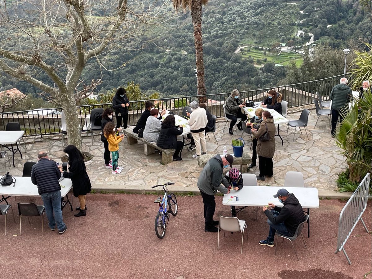 JiMSavelli's tweet photo. Oghje, zitelli e più anziani si so aduniti in piazza di à chjesa Santa Lucia pè à creazione di e crucette, una bella stonda di spartera e di tradizione pè i nostri amici Villesi !@MairieVdp https://t.co/oJDo8D6hTS