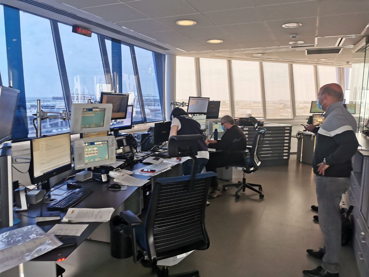 transportesgob's tweet photo. ⚓️En tierra, desde la torre de CCS se controla la llegada del ferry de @Balearia.

@portdebarcelona activa el Plan de Autoprotección nivel 1 para preparar el atraque seguro con ayuda de la @PPortuaria y @BCN_Bombers. https://t.co/rrOySDax88