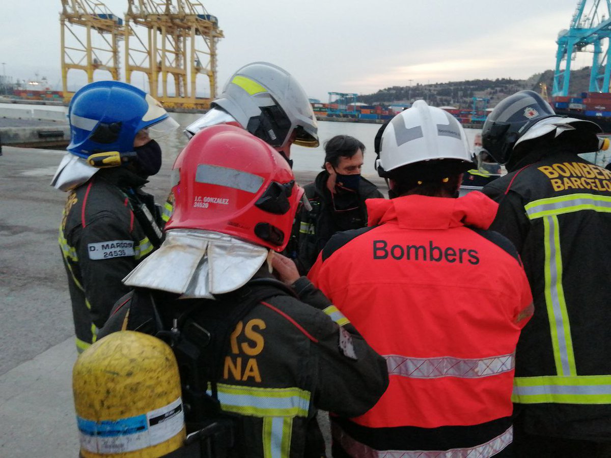 transportesgob's tweet photo. ⚓️En tierra, desde la torre de CCS se controla la llegada del ferry de @Balearia.

@portdebarcelona activa el Plan de Autoprotección nivel 1 para preparar el atraque seguro con ayuda de la @PPortuaria y @BCN_Bombers. https://t.co/rrOySDax88