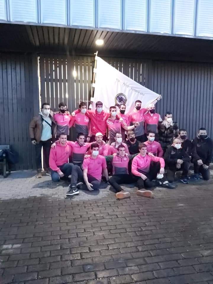sanjuan_koxtape's tweet photo. ❗❗❗ B  A  N  D  E  R  A  ❗❗❗

Errekako mutilek San Pedroko traineru testa irabazi du! Aupa mutilak!!! Aupa #erreka!! Gora San Juan!! 
#batelerak 10. sailkatu dira. Aupa neskak!!
#Harroxa https://t.co/MS5Jouknm8