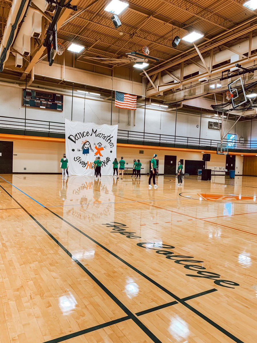 Tune into the live stream to learn the final section of the line dance!! 💃🥳🎤