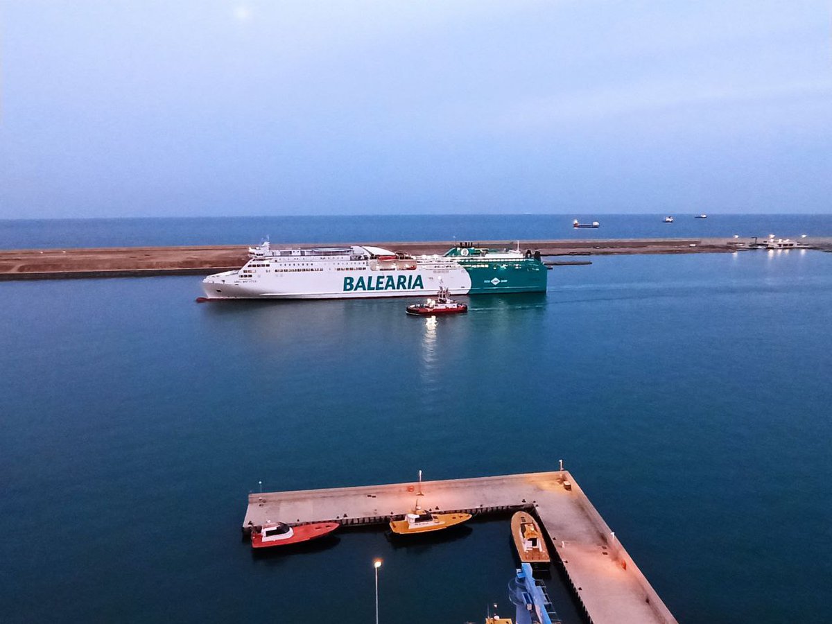 transportesgob's tweet photo. ⚓️En tierra, desde la torre de CCS se controla la llegada del ferry de @Balearia.

@portdebarcelona activa el Plan de Autoprotección nivel 1 para preparar el atraque seguro con ayuda de la @PPortuaria y @BCN_Bombers. https://t.co/rrOySDax88