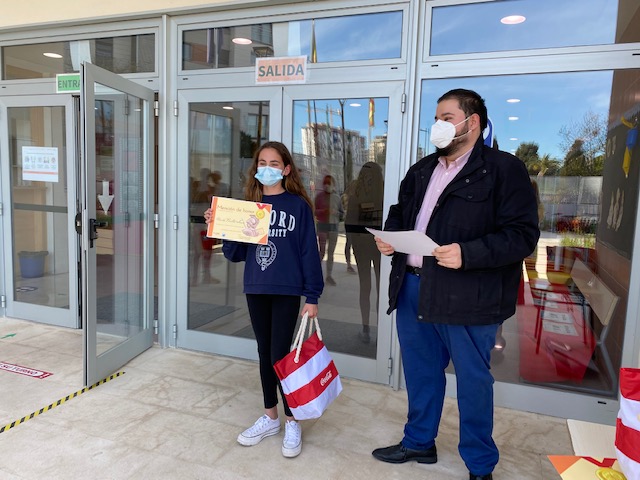 VLCPenyaroja's tweet photo. Entrega de Premios Concurso #PACPenyaroja en el colegio #CEIP103 ALBEREDA
🖌️menciones al mérito artístico
🎖️Irene Domenech
🎖️ Julián Lockart
🎖️Marta Perelló https://t.co/hEzgalY7fL