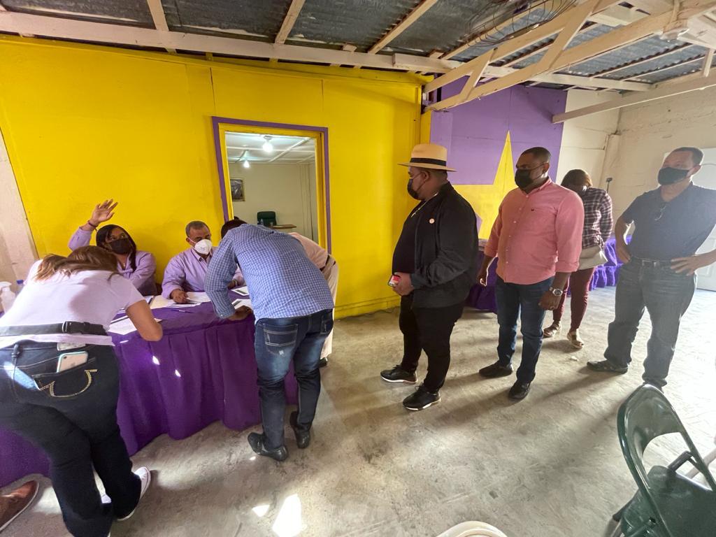 PLDenlinea's tweet photo. Dirigentes del @PLDenlinea en el control de asistencia para la asamblea de Hato Mayor, Presidida por Charlie Mariotti, Secretario General del PLD. https://t.co/1WnH4zkHbx