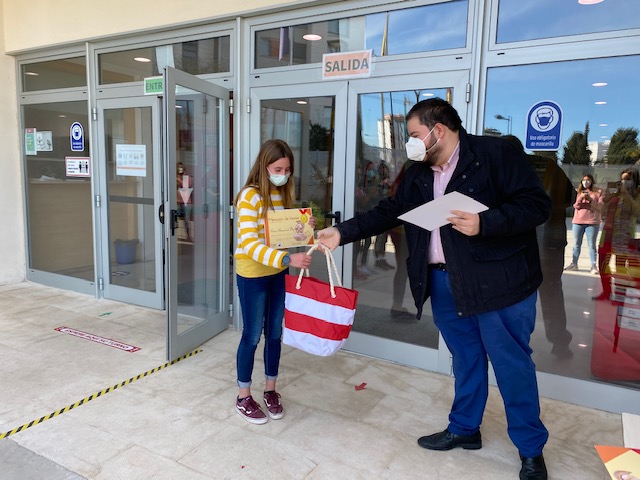 VLCPenyaroja's tweet photo. Entrega de Premios Concurso #PACPenyaroja en el colegio #CEIP103 ALBEREDA
🖌️menciones al mérito artístico
🎖️Irene Domenech
🎖️ Julián Lockart
🎖️Marta Perelló https://t.co/hEzgalY7fL