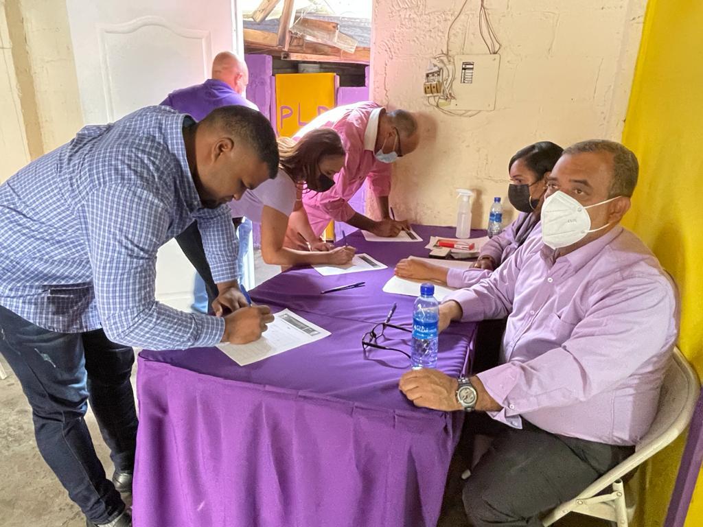 PLDenlinea's tweet photo. Dirigentes del @PLDenlinea en el control de asistencia para la asamblea de Hato Mayor, Presidida por Charlie Mariotti, Secretario General del PLD. https://t.co/1WnH4zkHbx