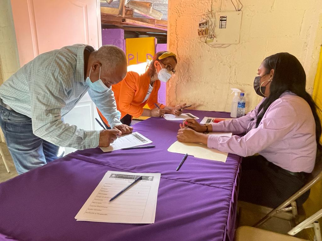 Dirigentes del <a href="/PLDenlinea/">PLD</a> en el control de asistencia para la asamblea de Hato Mayor, Presidida por Charlie Mariotti, Secretario General del PLD.