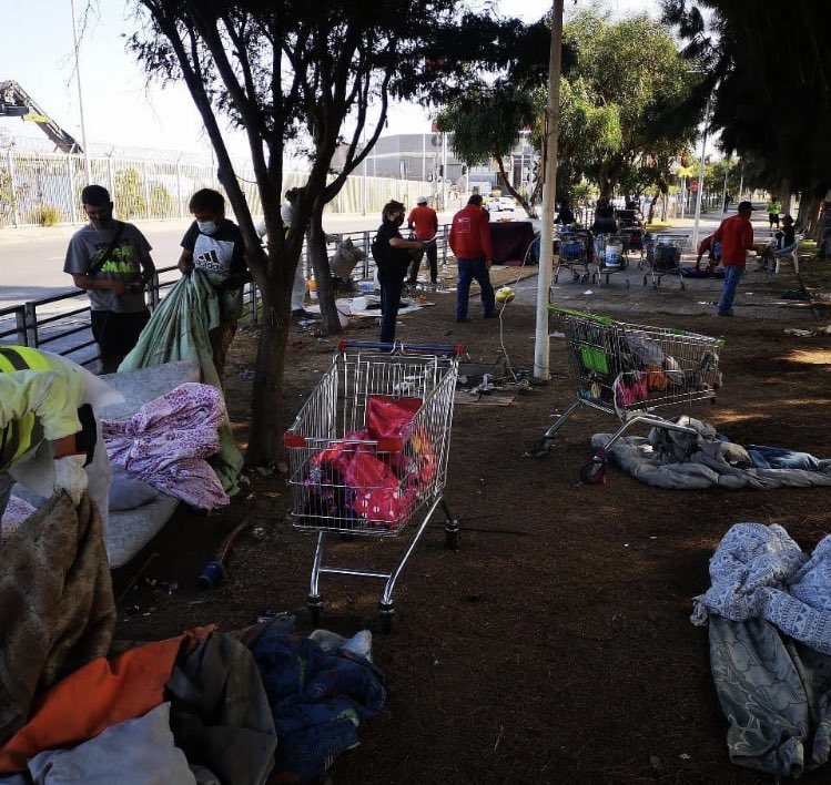 JM_LatorreChile's tweet photo. 🛑Desalojaron personas en situación de calle en distintas avenidas y playas de #Antofagasta 
Además en el operativo se retiraron 10 mil kilos de basura! https://t.co/5cQU9yyTL1