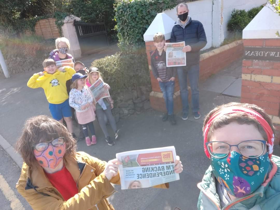 elin_mair's tweet photo. @YesCymru  Cangen Dyffryn Aeron yn brysur bore ma. Dyma rai o'r criw bu wrthi yn Aberaeron. https://t.co/KASXPiUjB0