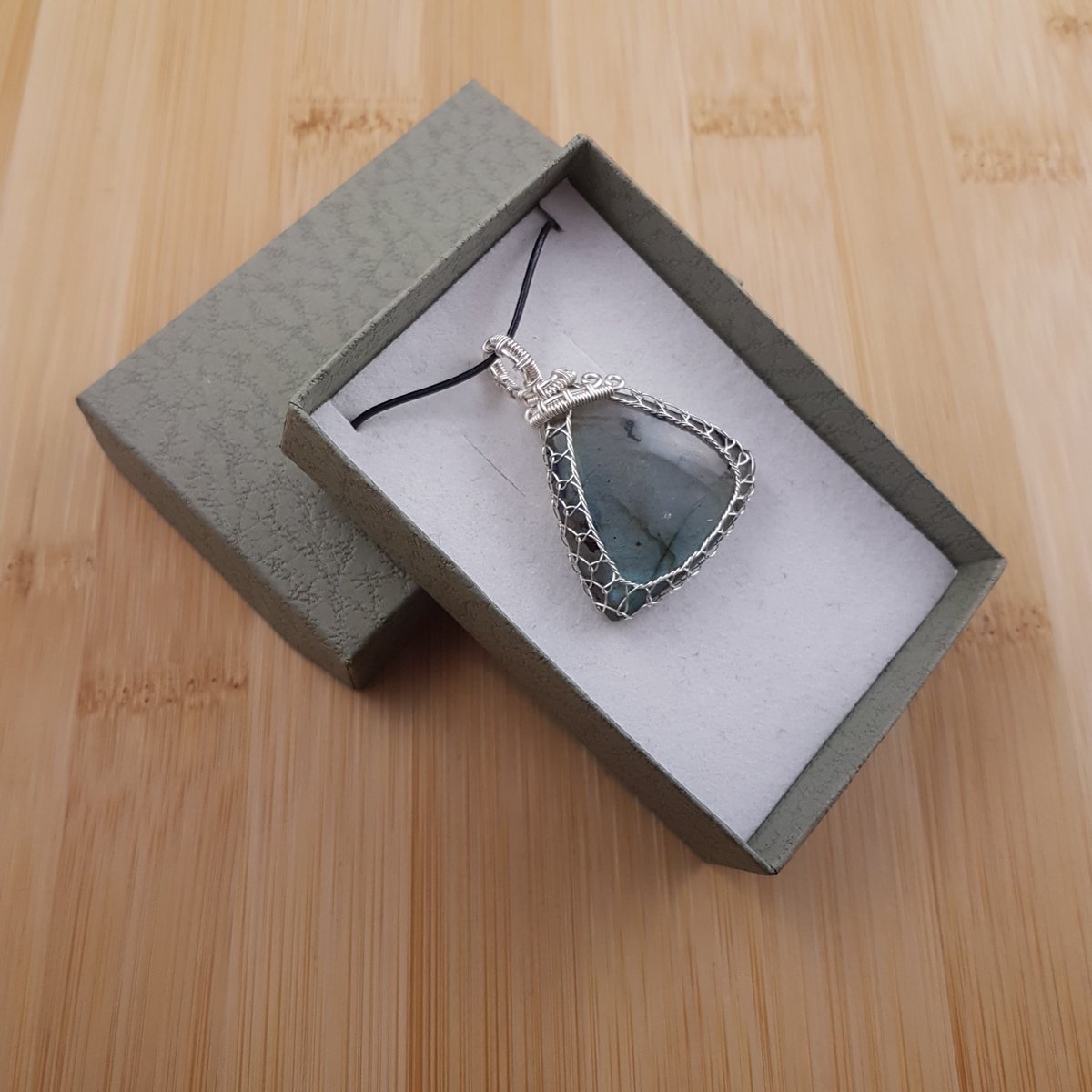OiShinyThings's tweet image. Mermaid blue-green - one for the sea souls. Who wants to take home a little magic?
etsy.com/uk/listing/972…
#MagicOnTheGo #HandmadeJewelry