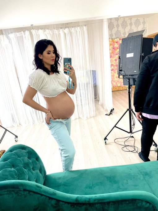 BTS from my photoshoot ❤️ https://t.co/Vc9B27uiYE