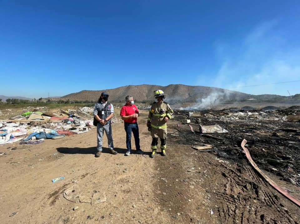 BomberosCbp's tweet photo. A esta hora Nuestro 3er Comandante (s) Sr. Ricardo González  en conjunto con el Gobernador #CesarCorrea  fiscaliza incendio en vertedero particular en la comuna de Padre Hurtado junto al Seremi de Salud provincial Marcelo Aguilera https://t.co/AMRazBkYR3