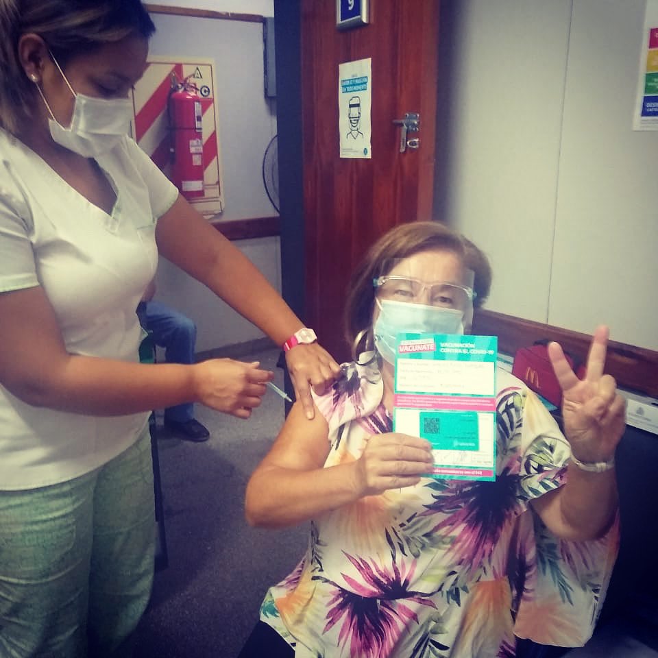 CachaRodriguez's tweet image. Soy mayor de 70 años y según el turno otorgado por la Prov de Bs As al que me anoté como todxs, obtuve la 2da dosis de la Sputnik en el Htal Larcade de San Miguel.
Gracias a @Kicillofok y @DrDanielGollan ; a  @alferdezok y a @CFKArgentina por la vacunación. A seguir cuidándonos!