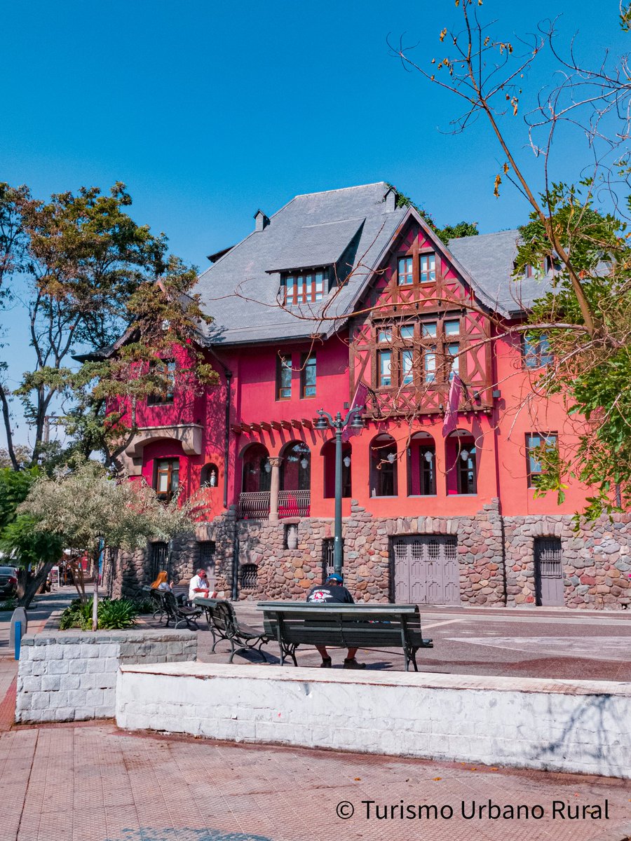 turbanorural's tweet photo. Casa Lehuedé, hoy Castillo Rojo, transformado en Hotel. Ubicado en Plaza Camilo Mori, barrio Bellavista.
#castillorojo #castillo #bellavista #providencia #chile #turismourbanorural #bohemia #providenciachile #hotel #hotelboutique #building #arquitectura #buildings #architecture https://t.co/CEhc50R10S