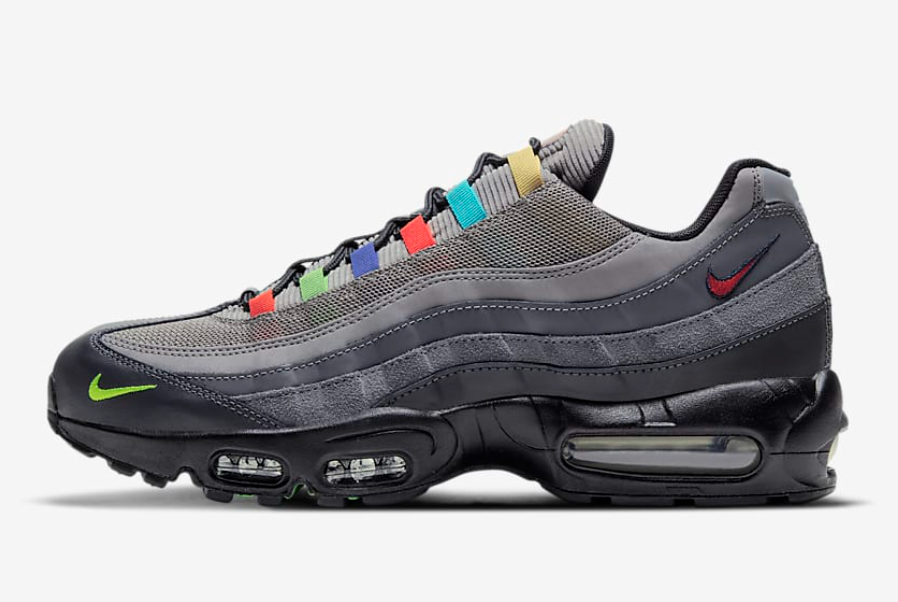 SOLELINKS's tweet photo. Ad: Nike Air Max 95 SE 'Evolution of Icons' dropped via Triads w/ US shipping => https://t.co/f0pA3QCfOh https://t.co/rIi5VjElc4