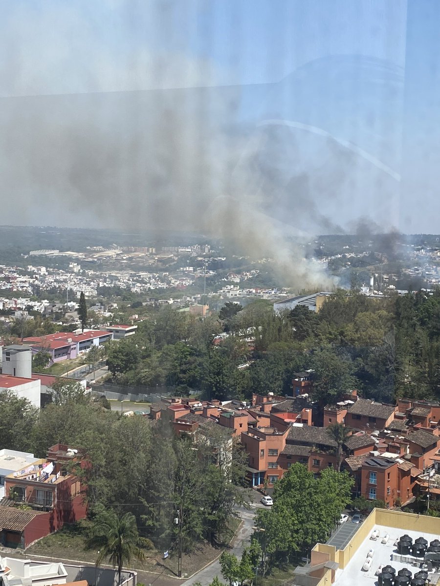 IleCuwi's tweet photo. Saben qué pasa en Xalapa?? Por la colonia El Olmo??? Se ve un incendio como sin control @PCEstatalVer https://t.co/o2IgeFMIG9