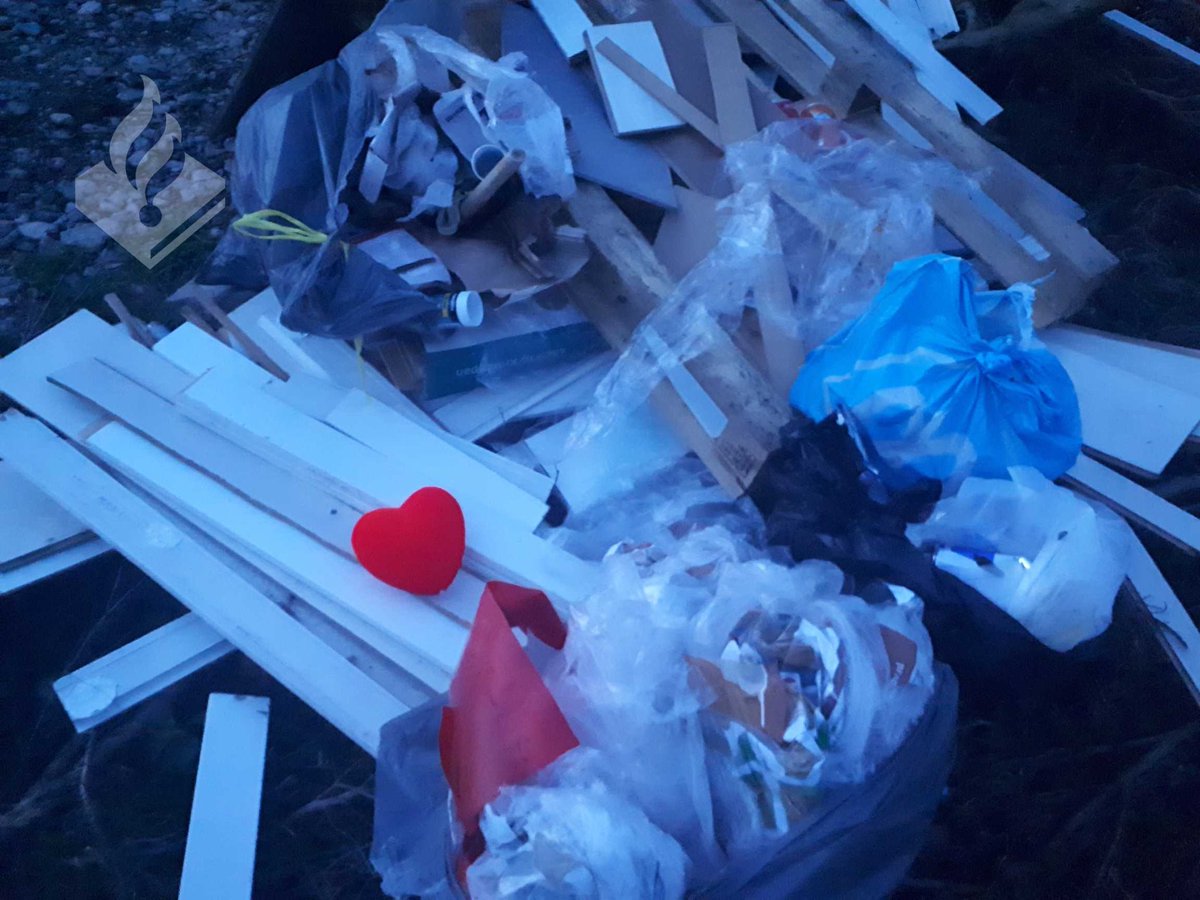 Hard geklust, vast!
Hartstikke mooi geworden, zeker!
Harteloos, dit! 
Duidelijk geen🖤voor de natuur.

Hartstikke blij zou ik zijn met tips👮🏼‍♀️🙏 die naar deze s(d)tumpert leidt.
Afval betreft klus/bouwafval.
#Deventer #Wechelerweg #buitengebied