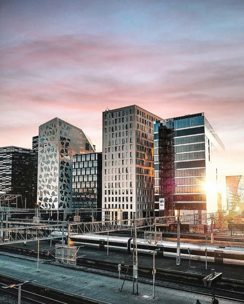 VisitOSLO's tweet image. Flytoget Airport Express Train at Oslo Central Station with Barcode in the back ✨ #oslo #visitoslo #barcodeoslo Photo: @silje.krosby instagr.am/p/CM7xo9KAg4s/