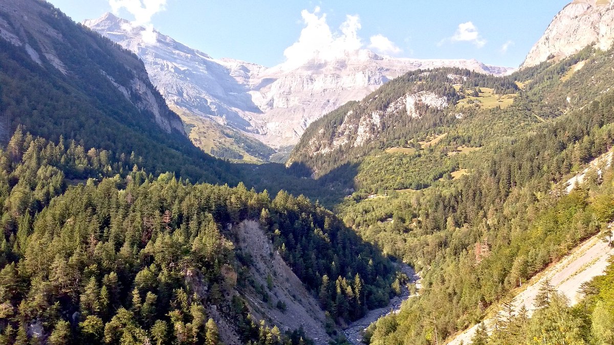standseilbahnen's tweet photo. Derborence - a unique nature reserve in Switzerland - ein unglaublich schönes Stück Natur in der Schweiz #derborence #wallis #valais #Schweiz #Suisse #Switzerland #tourism https://t.co/Ft741e2EL1