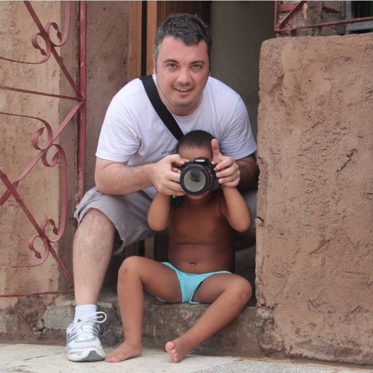 Trinidad sokaklarını adımlarken karşılaştığım Josè fotoğraf makinamı merak edip yakından bakmak istemişti.
#PhotographerChallenge #cuba #Trinidad <a href="/ilkinkaracan/">İlkin Karacan</a>