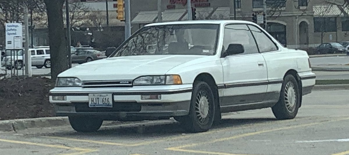 ChicagoSpotter's tweet image. Here’s a survivor of an Acura Legend. No way this spent its entire 35 years in Chicagoland with so very little (visually none) rust.  Still a nice design after all those years though. #precisioncraftedperformance #carspotter