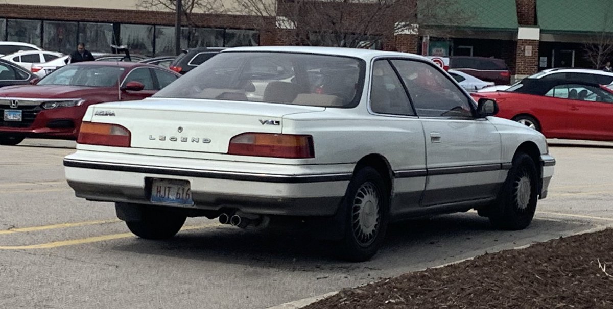 ChicagoSpotter's tweet image. Here’s a survivor of an Acura Legend. No way this spent its entire 35 years in Chicagoland with so very little (visually none) rust.  Still a nice design after all those years though. #precisioncraftedperformance #carspotter